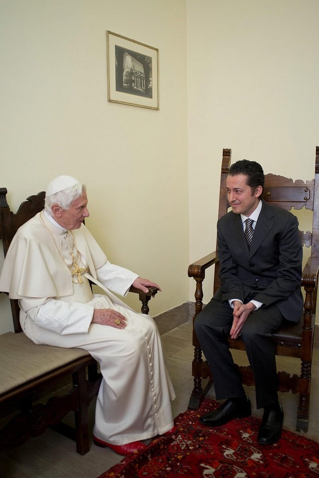 Papst sitzt neben Kammerdiener. Papst sitzt neben Kammerdiener.