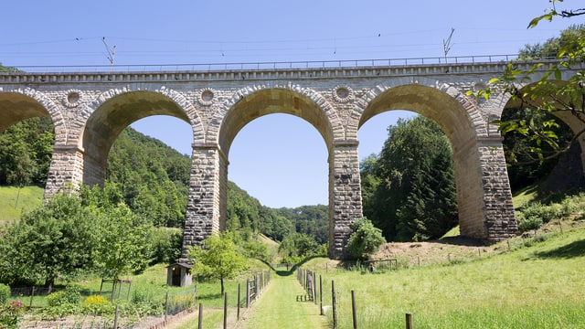 Eine grüne Lanschaft mit einer Brücke. Eine grüne Lanschaft mit einer Brücke.