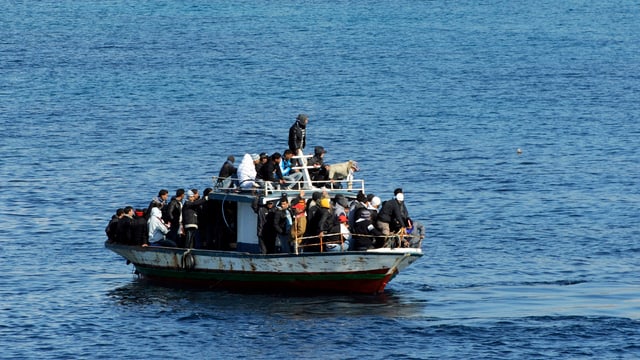 Ein Flüchtlingsboot auf dem Meer Ein Flüchtlingsboot auf dem Meer