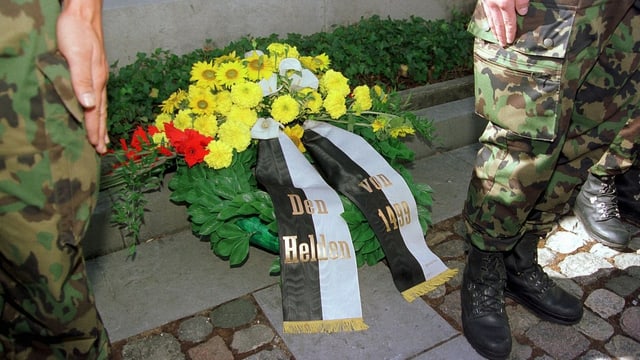 Blumenkranz mit der Aufschrift "Den Helden von 1499" Blumenkranz mit der Aufschrift "Den Helden von 1499"