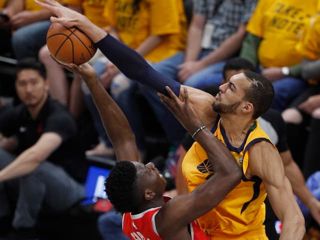 Clint Capela im Duell mit Rudy Gobert. Clint Capela im Duell mit Rudy Gobert.