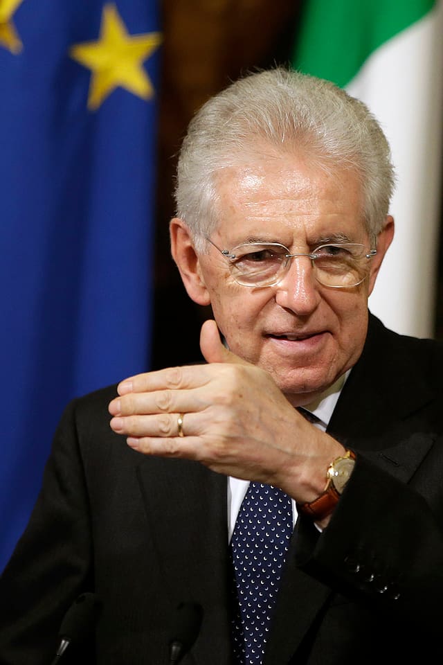 Mario Monti gestikuliert vor europäischen Länder-Flaggen. Mario Monti gestikuliert vor europäischen Länder-Flaggen.
