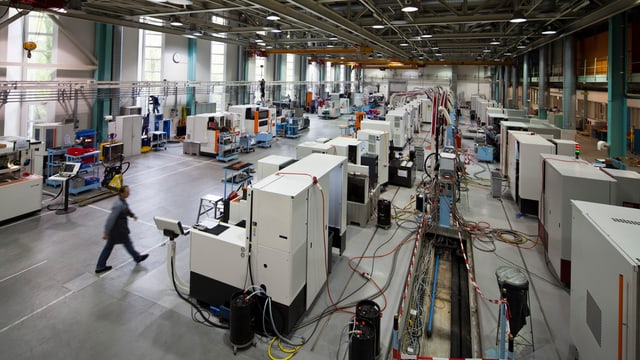 Mehrere Maschinen in der Montagehalle von Georg Fischer. Mehrere Maschinen in der Montagehalle von Georg Fischer.