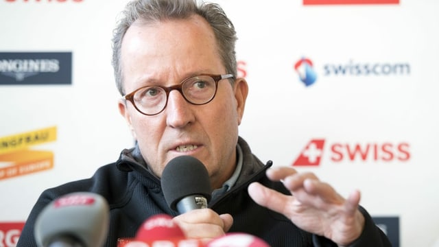 Urs Näpflin an einer Pressekonferenz Urs Näpflin an einer Pressekonferenz