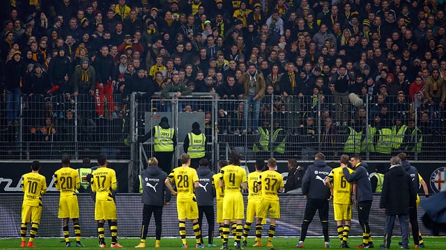 Die Dortmund-Spieler stehen nach der Niederlage in Frnkfurt vor den aufgebrachten Fans. Die Dortmund-Spieler stehen nach der Niederlage in Frnkfurt vor den aufgebrachten Fans.