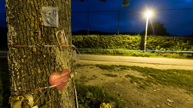 Beileidsbekundungen an einem Bau. Beileidsbekundungen an einem Bau.