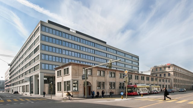 Eine Strassenkreuzung in Winterthur, dahinter zwei Gebäude, die zum Superblock gehören. Eine Strassenkreuzung in Winterthur, dahinter zwei Gebäude, die zum Superblock gehören.