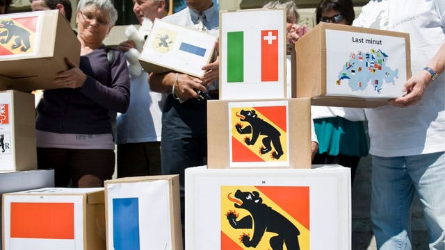 Genug Unterschriften für eine Abstimmung über ein Berufsverbot für Pädophile. Genug Unterschriften für eine Abstimmung über ein Berufsverbot für Pädophile.