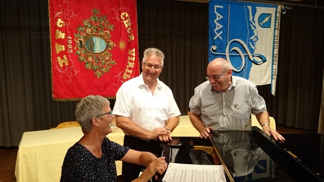 Lucrezia Bärtsch (presidenta da l'Uniun chantunala da chant), il dirigent Roland Capeder e Gion Darms. (da san.) Lucrezia Bärtsch (presidenta da l'Uniun chantunala da chant), il dirigent Roland Capeder e Gion Darms. (da san.)