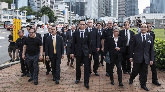 Margaret Ng während eines Schweigemarsches in Hongkong. Margaret Ng während eines Schweigemarsches in Hongkong.