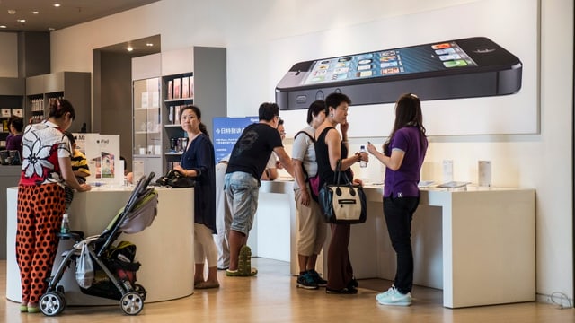 Leute in China in einem Apple-Store Leute in China in einem Apple-Store