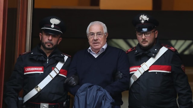 Polizisten verhaften Settimino Mineo. Polizisten verhaften Settimino Mineo.