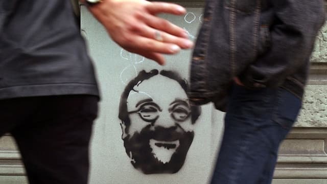 Ein bärtiges gesicht – aufgesprayt auf eine Hauswand. Ein bärtiges gesicht – aufgesprayt auf eine Hauswand.