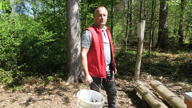 Imker Urs Emch in der Bienensammelstelle Imker Urs Emch in der Bienensammelstelle