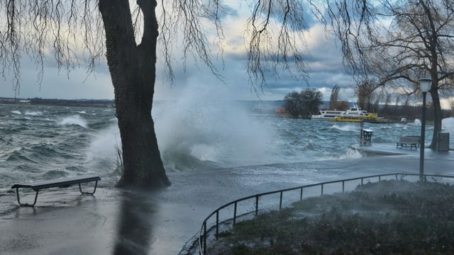 Wellen schlagen in Zug über den Uferweg. Wellen schlagen in Zug über den Uferweg.