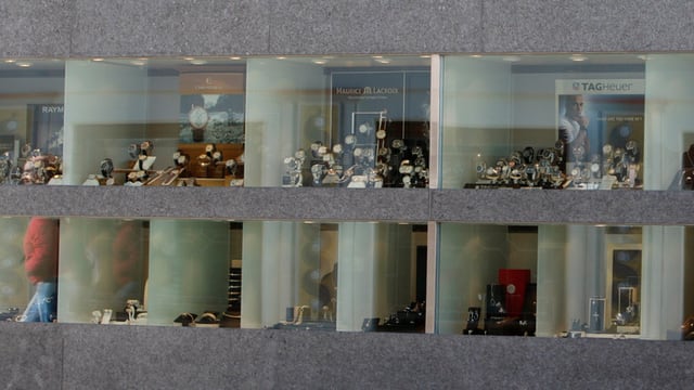In Samnaun wurde eine Bijouterie ausgeraubt. Hier im Bild ein Geschäft in der Duty-Free-Zone. In Samnaun wurde eine Bijouterie ausgeraubt. Hier im Bild ein Geschäft in der Duty-Free-Zone.