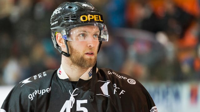 Porträt von Kevin Kühni in der Eishockey-Ausrüstung. Porträt von Kevin Kühni in der Eishockey-Ausrüstung.