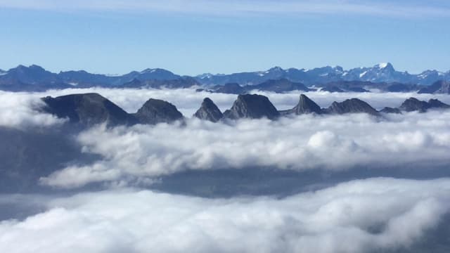Blick vom Säntis auf Nebelbänder, aus denen die Churfirsten nur mit Mühe herausragen. Blick vom Säntis auf Nebelbänder, aus denen die Churfirsten nur mit Mühe herausragen.