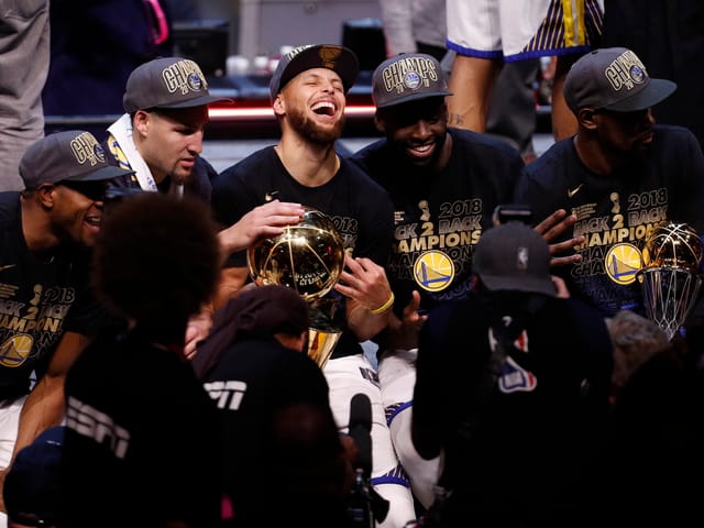 Die Golden State Warriors feiern mit der Trophäe. Die Golden State Warriors feiern mit der Trophäe.