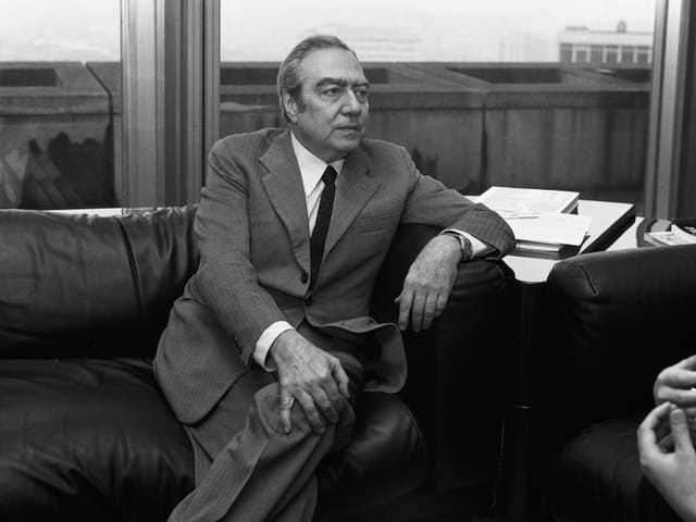François-Xavier Ortoli in einem Anzug auf einem Schwarzweiss-Foto.