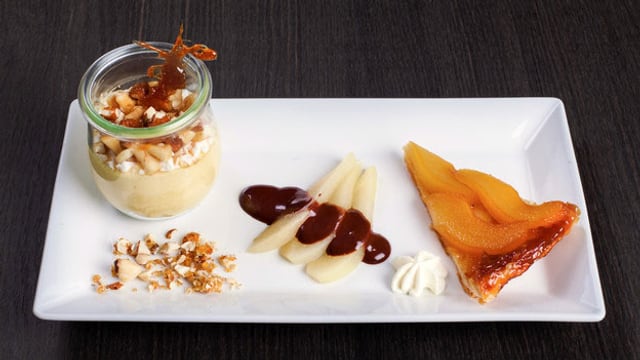 Drei Birnen-Desserts auf dem Teller. Drei Birnen-Desserts auf dem Teller.