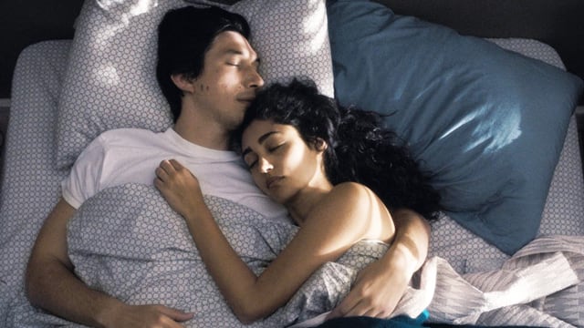 Ein Mann und eine Frau liegen im Bett. Ein Mann und eine Frau liegen im Bett.