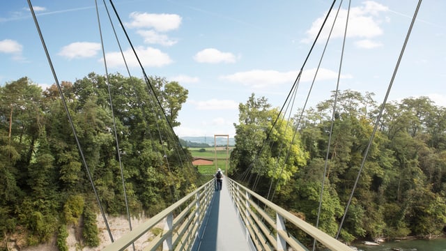 Der Blick von einer Brücke auf das Ende. Am der anderen Seite sind Bäume und Landschaft zu sehen. Der Blick von einer Brücke auf das Ende. Am der anderen Seite sind Bäume und Landschaft zu sehen.