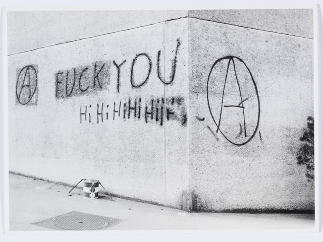 An der Wand steht der gesprayte Satz: «Fuck You – Hihihihihii» An der Wand steht der gesprayte Satz: «Fuck You – Hihihihihii»