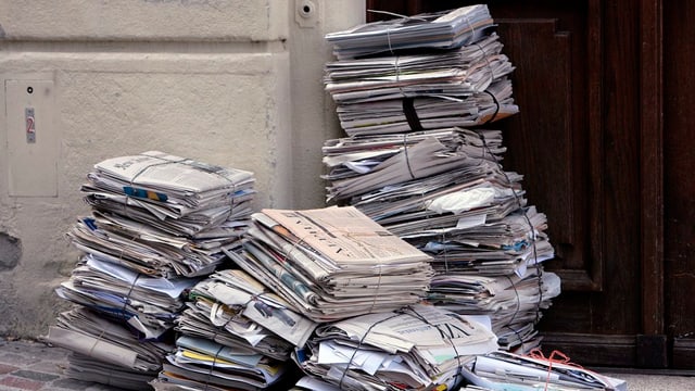 Papierbündeli vor Haustür. Papierbündeli vor Haustür.