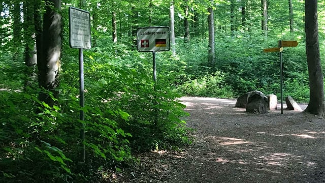 Ein Schild zeigt die Länderflaggen zwischen Deutschland und der Schweiz. Ein Schild zeigt die Länderflaggen zwischen Deutschland und der Schweiz.