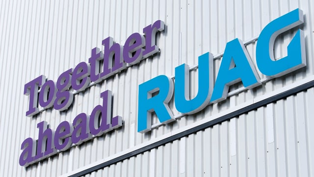 Firmenmotto "Together ahead - Ruag" an der Wand eines Firmengebäudes. Firmenmotto "Together ahead - Ruag" an der Wand eines Firmengebäudes.