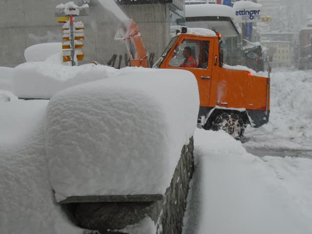 Eine Schneeschleuder räumt den Schnee weg.