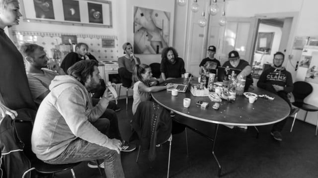 Sitzung am Runden Tisch mit Bands und Jury Sitzung am Runden Tisch mit Bands und Jury