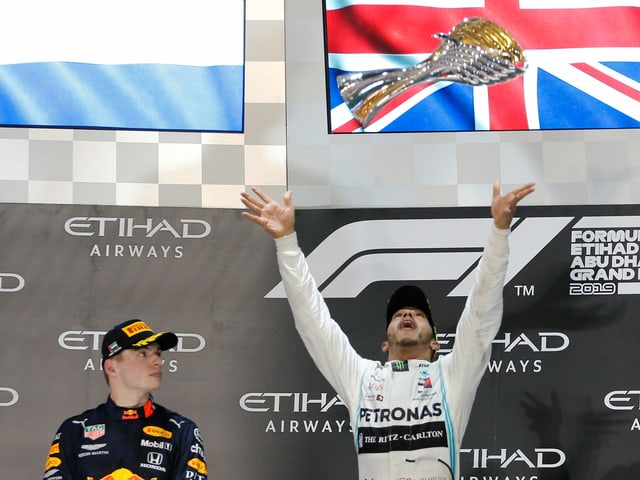 Lewis Hamilton, beobachtet von Max Verstappen (l.). Lewis Hamilton, beobachtet von Max Verstappen (l.).