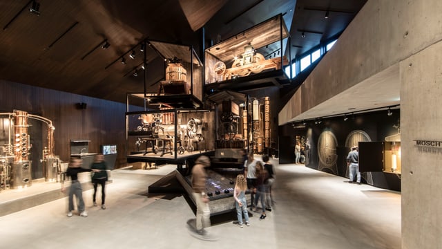 Ein Ausstellungsraum mit vielen alten Machinen. Ein Ausstellungsraum mit vielen alten Machinen.