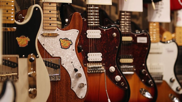 E-Gitarren hängen an der Wand E-Gitarren hängen an der Wand