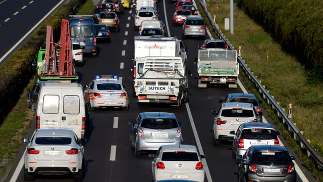 Autobahn mit 3 Spuren in eine Richtung und vielen Autos (Stau) Autobahn mit 3 Spuren in eine Richtung und vielen Autos (Stau)