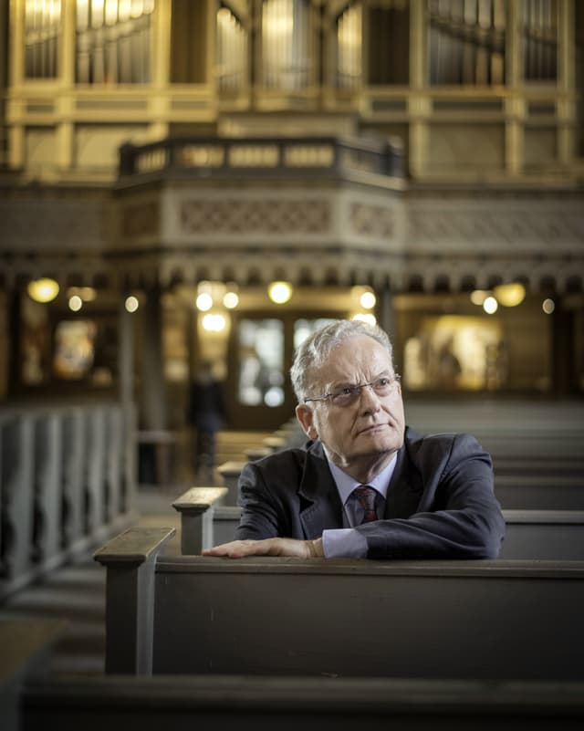 Ein Foto von Friedrich Schorlemmer, er sitzt in einer Kirche. Ein Foto von Friedrich Schorlemmer, er sitzt in einer Kirche.