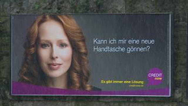 Werbeplakat mit der Aufschrift: Kann ich mir eine neue Handtasche gönnen? Werbeplakat mit der Aufschrift: Kann ich mir eine neue Handtasche gönnen?