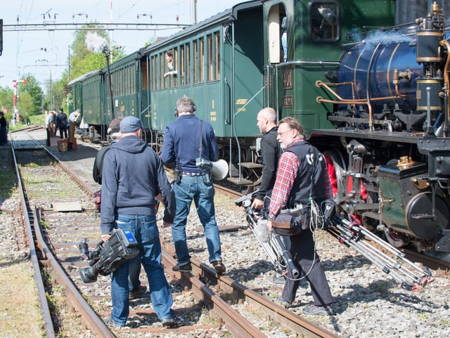 Kameramann, Tontechniker vor Dampfbahn am Bahnhof