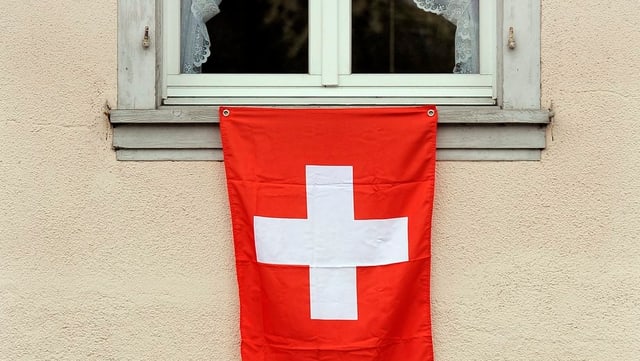 Schweizer Flagge an einem Fenster. Schweizer Flagge an einem Fenster.
