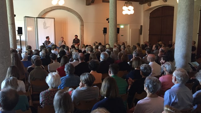 Ernst Halter diskutiert in einem grossen und gut besetzten Saal über das Thema «kürzen». Ernst Halter diskutiert in einem grossen und gut besetzten Saal über das Thema «kürzen».