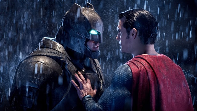 Das Bild zeigt Batman und Superman, die einander anschauen. Das Bild zeigt Batman und Superman, die einander anschauen.