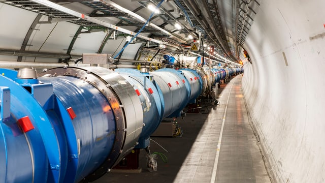 Grosse Röhre verläuft durch einen leicht gekrümten Tunnel Grosse Röhre verläuft durch einen leicht gekrümten Tunnel