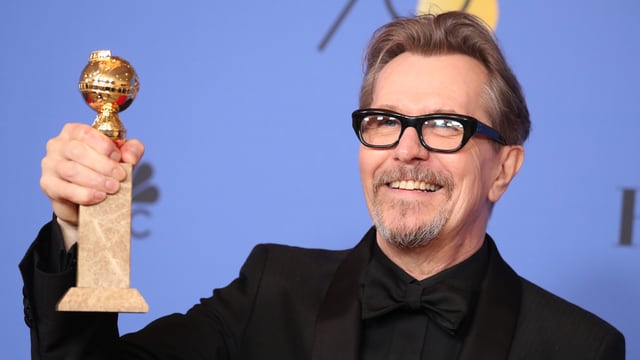 Gary Oldman präsentiert stolz seinen Golden Globe. Gary Oldman präsentiert stolz seinen Golden Globe.