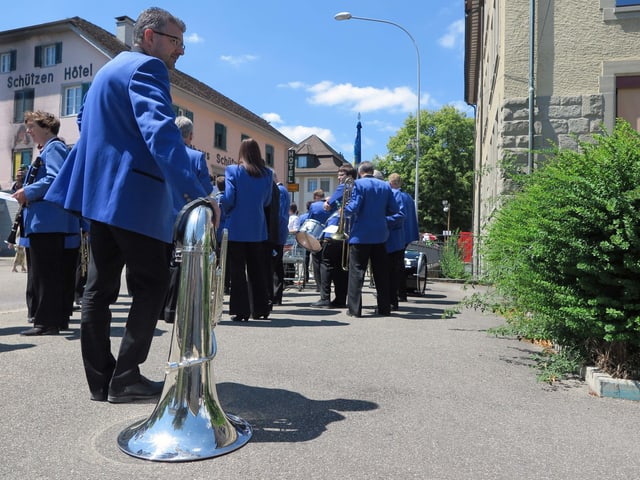 Musikant stützt sich auf seiner Tuba ab Musikant stützt sich auf seiner Tuba ab