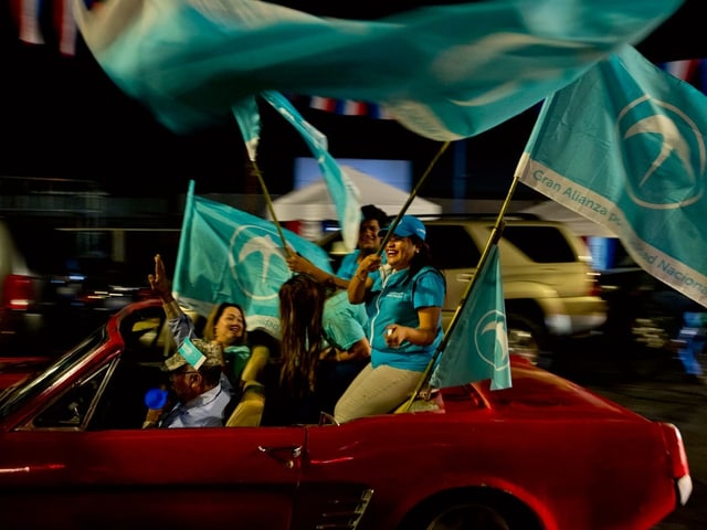 Anhänger der Gana-Partei mit Fahnen in einem Auto Anhänger der Gana-Partei mit Fahnen in einem Auto