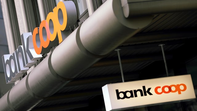 Bank Coop-Logo an einer Häuserfassade. Bank Coop-Logo an einer Häuserfassade.