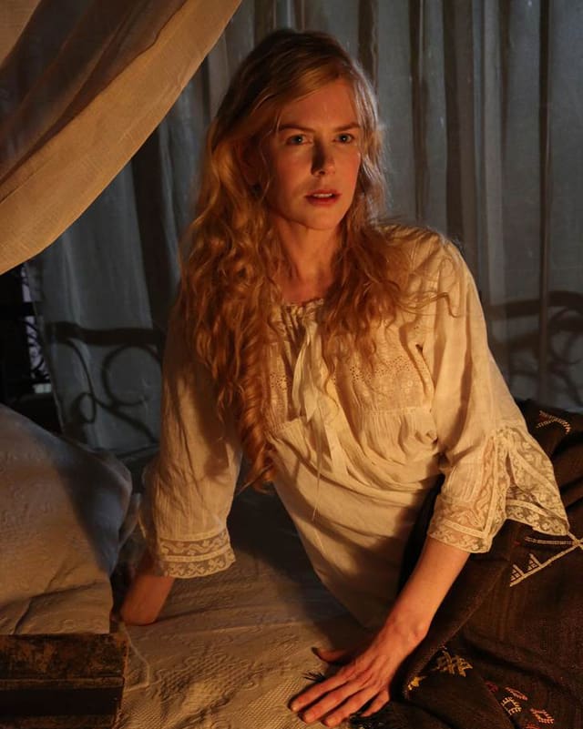 Kidman auf einem Bett in einem Zelt. Kidman auf einem Bett in einem Zelt.