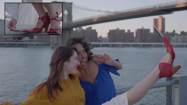 Zwei junge Frauen machen ein Selfie, die eine der beiden streckt dazu ihr Bein in die Luft, in ihren Schuh hat sie vorne ein Smartphone geschoben. Zwei junge Frauen machen ein Selfie, die eine der beiden streckt dazu ihr Bein in die Luft, in ihren Schuh hat sie vorne ein Smartphone geschoben.